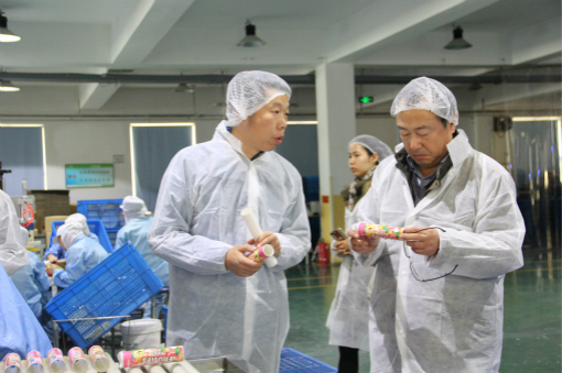 專家組對螺旋標(biāo)項(xiàng)目產(chǎn)品進(jìn)行考察 專家組對螺旋標(biāo)項(xiàng)目產(chǎn)品進(jìn)行考察